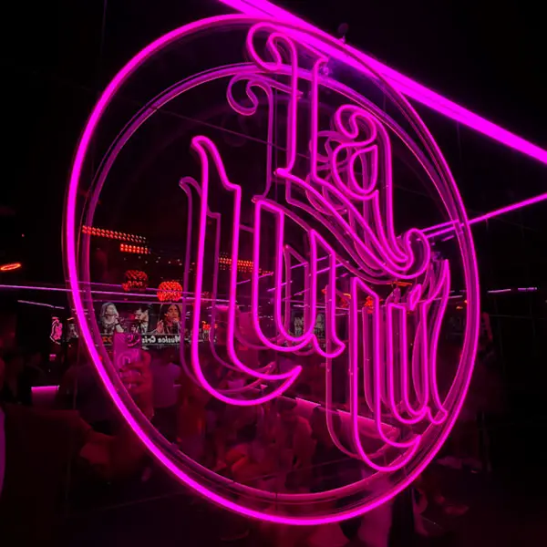 Logotipo de LulÃƒÂº Show Bar iluminado en neÃƒÂ³n rosa.
