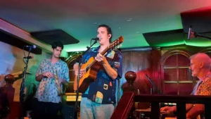 Concierto de Mr.Kilombo en Avalon CafÃƒÂ© Zamora tocando la guitarra y mÃƒÂºsicos acompaÃƒÂ±antes en el escenario.