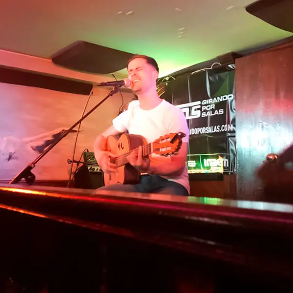 Cantante con guitarra en concierto en Avalon CafÃƒÂ© Zamora.